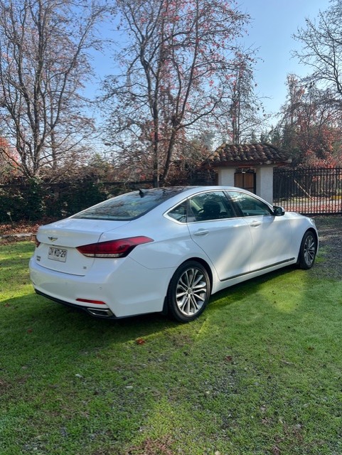 Hyundai Genesis trasero